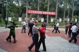 62岁老头腹泻发热，被查出艾滋病，经常跟“女伴”去跳广场舞图片