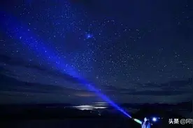 用手电筒朝着天上照射一秒就关掉，手电光去哪了？飞出地球了？图片