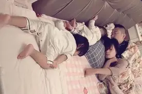 监控拍下一家四口睡姿，各睡各的，网友：爸妈是真爱，孩子是意外图片