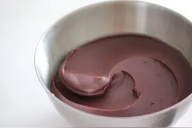 红豆食用价值高，做成豆沙当馅料正好，怎么让其更细腻？关键在炒图片
