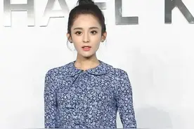 古力娜扎活动造型，印花元素的上衣与流苏半身裙搭配，潮流又前卫图片