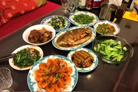 10桌年夜饭在朋友圈火了，家家温馨又丰盛，网友：接地气儿图片