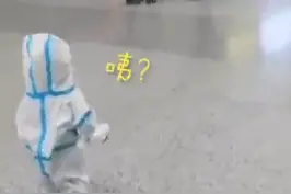 超可爱！1岁宝宝穿防护服坐火车， 与防疫人员对视萌化人心图片
