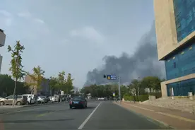 突发！新乡市一在建小区着火，上空浓烟滚滚图片