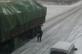 大货车雪坡溜车 危急时刻这三个小伙出手了图片
