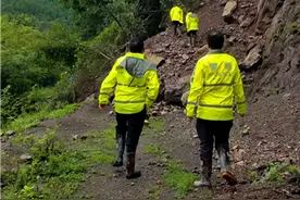 7岁男孩上山采菌失踪50余小时！警民合作200余人冒雨搜山安全寻回图片