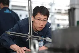 没学历没背景，辽宁小伙攻破西方绝密技术获大奖，受国家重用图片