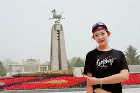 网红马拉松跑者，在古堡完成比赛，食指高举是她的固定手势图片