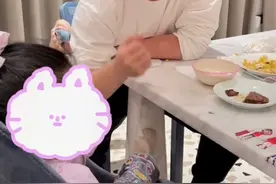 陈赫疑似喝醉逗娃，面色潮红，女儿霸气把脚放餐桌，还狂打陈赫脸图片