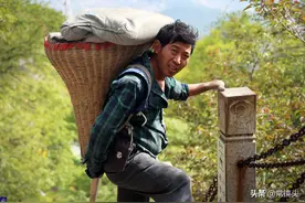 儿子上大学后，夫妻俩瞒着家人跑千里之外打工，一天背上千斤水泥图片