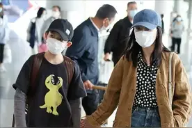 “董洁”带儿子走机场，一身初秋叠穿造型高级时髦，一看就有品位图片