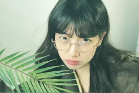 秀智戴眼镜造型似学生妹 穿厚毛衣季节混乱图片