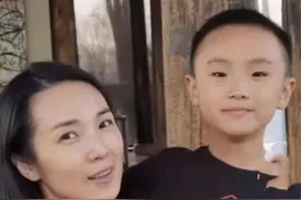 49岁央视才女管彤罕晒照，面色蜡黄显憔悴，红秋衣出镜打扮朴素图片