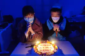帐篷里的生日！一件意外礼物，泪目！图片
