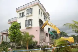 万宁依法拆除长丰镇一违建楼房图片