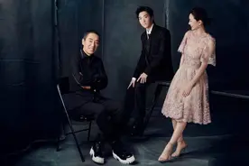 张艺谋娇妻晒合照为儿庆生，20岁张壹男像极父亲，高中起就当导演图片