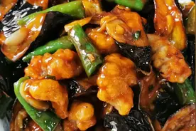 东北硬菜“肉段烧茄子”记住这几点，家里也能做出饭店味图片