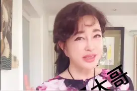 64岁刘晓庆品味成谜！大妈款衣服一月连穿3次，颜色辣眼款式花哨图片
