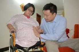“无腿妈妈”不顾劝阻生下双胞胎，5年过去了，现在过得怎样了？图片
