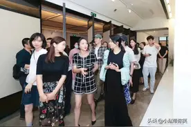 周迅被传离婚后现身杭州 打扮清凉养眼心情似是不错图片