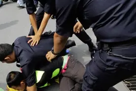 马来西亚警察强闯中国留学生房间进行侮辱式搜查图片