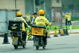 6个月就住爸爸外卖箱的女孩长大了图片