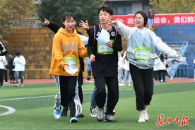 600人在大学校园里奔跑打卡，定向比赛趣味多图片