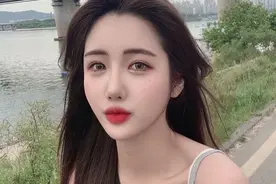 小说：她眼神幽怨地看着我图片