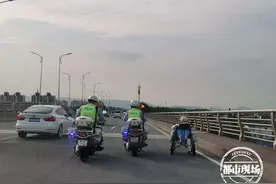 南昌：八旬“轮椅老人”误上高架，车辆飞驰而过，交警暖心护送图片