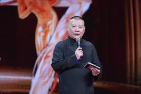 郭德纲小儿子又胖了，大肚腩把衣服撑变形，衣服沾大片油渍还穿图片