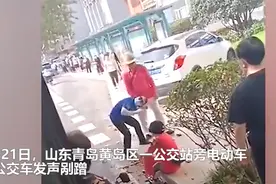 青岛一大爷骑电动车载人逆行，与公交车发生剐蹭，当街拽着女司机的头发不放手图片