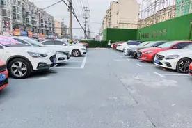 扬州：工地外围划车位违规吗？记者联系交警城管勘查图片