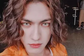 韩国混血美男因太沙雕被男团开除，下岗视频刷爆油管，二哈成精？图片