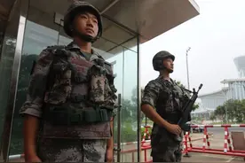 两名士兵在站岗，为何却只配备一把枪？20多年前一惨痛教训要吸取图片