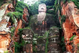 重庆闹市居民楼建设中巨型佛像之上，发现时佛头早已经不知去向图片
