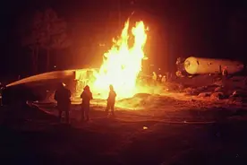 阿富汗炸弹客引爆数十辆油罐车 恐攻事件频传图片
