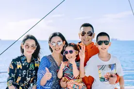 赵文卓晒一家五口合照，大女儿更像妈，曾被曝一年学费要150万图片