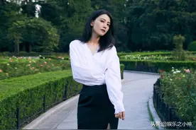 高圆圆白衬衫配包臀裙徜徉花园 知性优雅魅力满满，好美图片