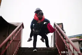 两段婚姻失败，她独自带着同母异父的两个孩子，在生活中苦苦挣扎图片