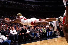 NBA最经典的救球瞬间！罗德曼最经典，奥尼尔诠释何为“清场”图片
