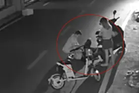 男子醉倒路边，两女子热心帮打120送医却被刑拘！原因让人大跌眼镜图片