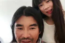 面筋哥官宣结婚喜讯！妻子貌美长发妩媚，两人当众示爱被指夫妻相图片