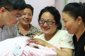 孕妈生下男宝，第二天却变“小公主”，调出监控后，大家都笑了图片