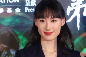 梁洛施复出后气质大变，穿西装配齐刘海，老练成熟却又不失清纯图片