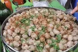 大姐摆摊卖“肉丸子”，5毛一个，每天只卖一盆，顾客：不多见了图片