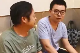 郭威第1个生日许妈送手表，杜妈送邮票，第2个生日亲爸妈陪伴图片