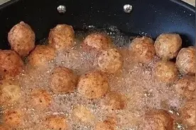 油炸完东西，剩下的怎么办？饭店大厨说：只需加点它，就变成香油图片