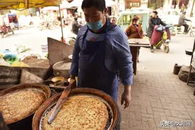 河南大叔祖传四代手艺做壮馍，一个馍八斤重，一天只卖20个图片