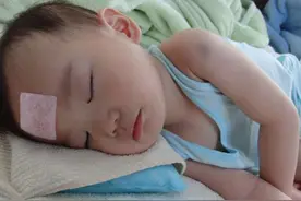 儿科医生提醒家长：天气回暖，不管多热，也别对孩子做这3件事图片