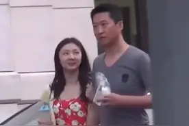 49岁的周杰近况曝光，不仅坐拥千亩农田，还有个漂亮的女朋友图片